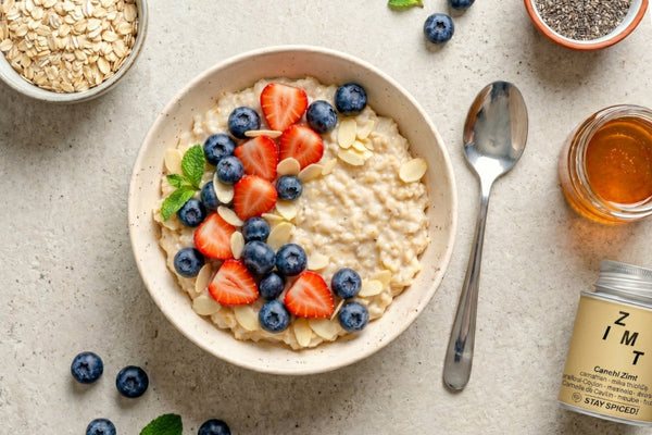 Frühstück Porridge mit Beeren und Nüssen