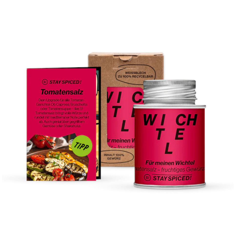 Wichtel Tomatensalz - Rot Gewürzdose neben Rezeptheft und Kartonverpackung von STAY SPICED ! bei Chefkoch-Gewürze