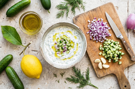 Frisch zubereitetes Zaziki in einer Schüssel mit gewürfelten Gurken, roten Zwiebeln, frischem Dill, Olivenöl und Zitronen – der griechische Saucen-Klassiker von Chefkoch-Gewürze