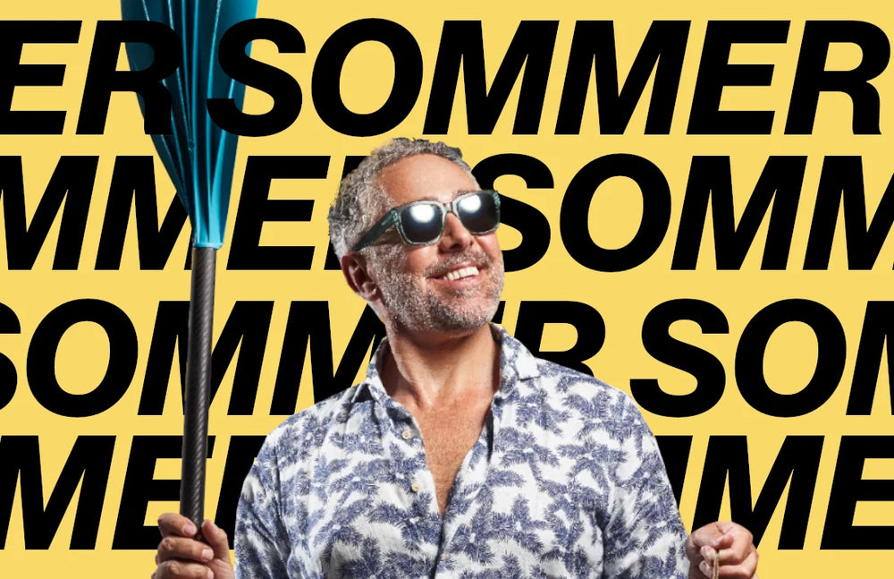 Ein Mann mit Sonnenbrille und blauem Sonnenschirm, symbolisierend für den sommerlichen Apéro und entspannte Outdoor-Momente
