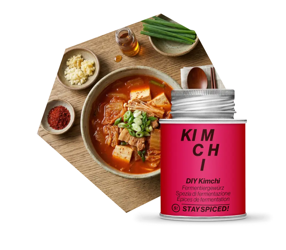 DIY Kimchi Fermentiergewürz neben einer Schale mit traditioneller koreanischer Kimchi-Suppe und Tofu online kaufen bei chefkoch-gewürze Schweiz