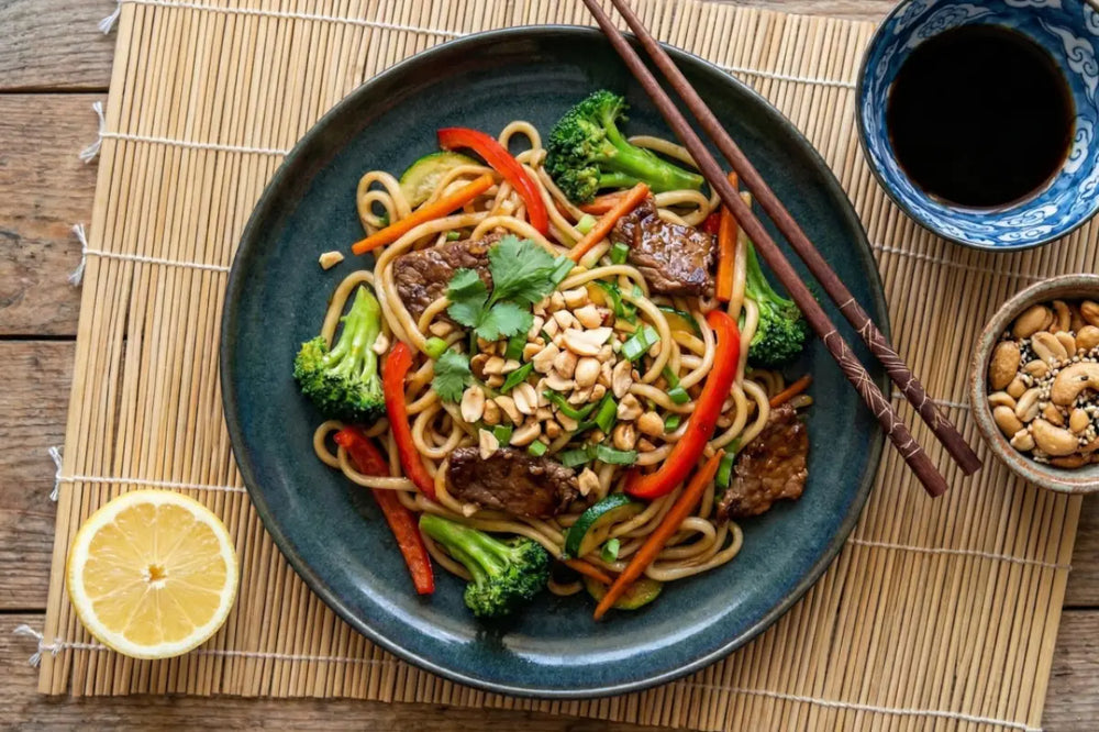 Frisch zubereitetes asiatisches Wok-Nudelgericht mit Rindfleisch, Brokkoli und gerösteten Erdnüssen verfeinert mit authentischen Gewürzen online kaufen bei chefkoch-gewürze Schweiz