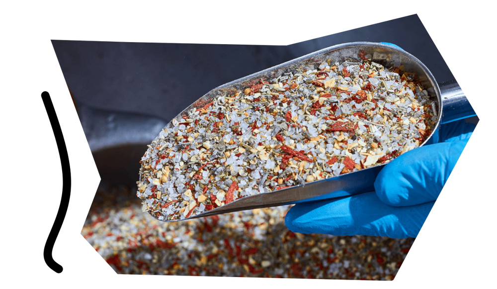 Eine Schaufel mit reiner, naturbelassener Premium-Gewürzmischung für höchste Qualität bei chifkochgewuerze.com