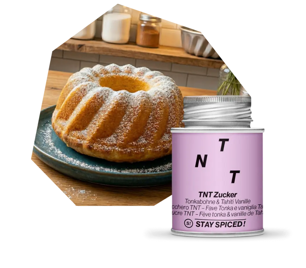 Exklusiver STAY SPICED TNT Zucker mit Tonkabohne und Tahiti Vanille neben einem frischen Gugelhupf online kaufen bei chefkoch-gewürze Schweiz