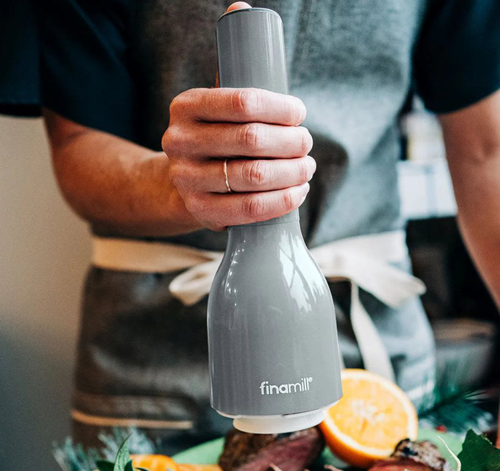 Kochen mit der FinaMill Salzmühle in Stein-Grau für frisch gemahlene Gewürze direkt über dem Fleisch