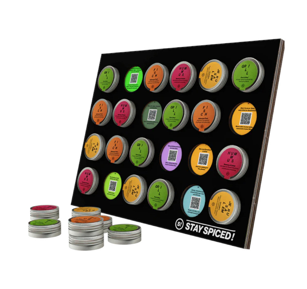 Der Gewürz Adventskalender 2025 umfunktioniert als praktisches, aufgestelltes Aufbewahrungs-Display von STAY SPICED