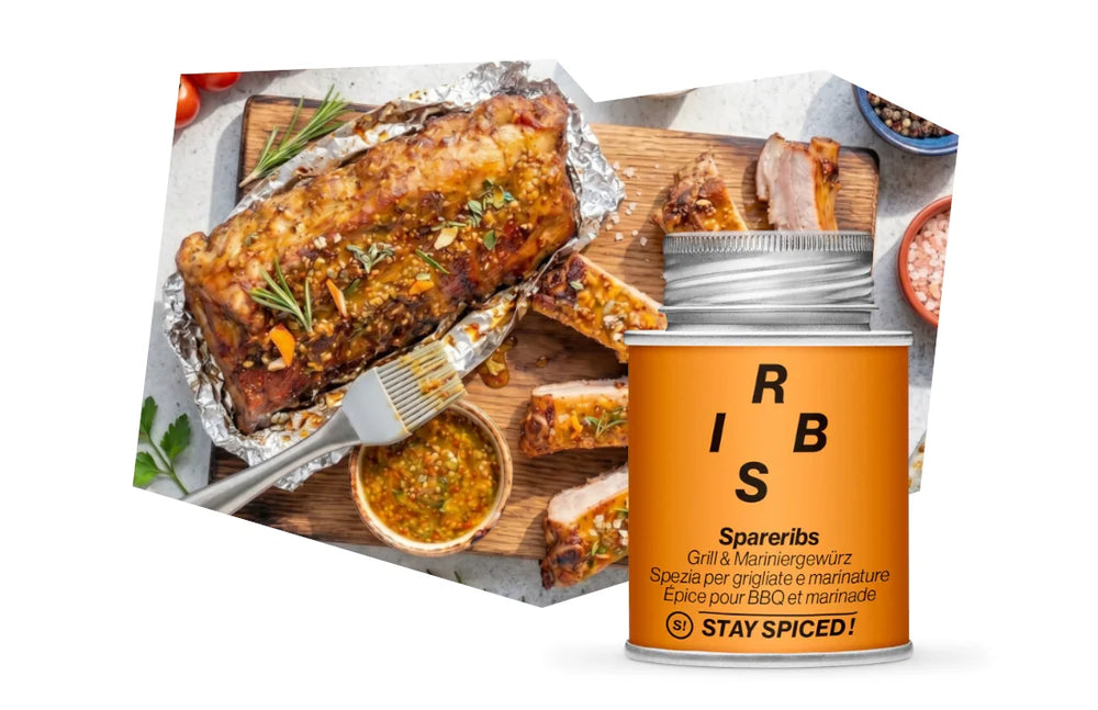 Gegrillte Spareribs auf einem Holzbrett neben einer STAY SPICED ! Ribs-Gewürzdose, vorbereitet für das traditionelle Grillieren