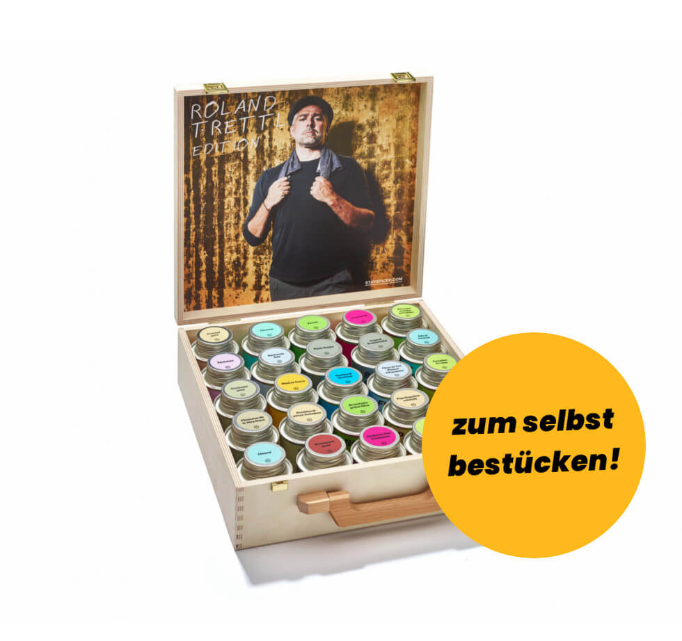 Handgefertigte Holzbox zum Selbstbestücken mit 25x 170ml Gewürzdosen von STAY SPICED !, offene Ansicht