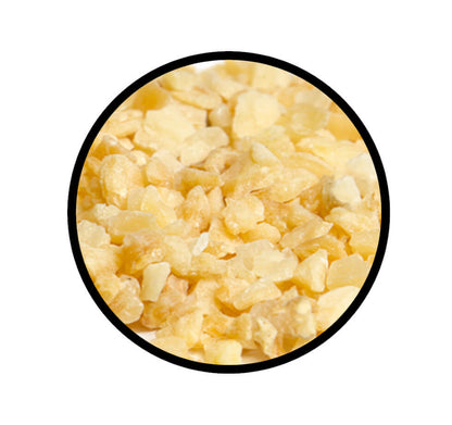 Nahaufnahme der geschroteten Stückchen von Knoblauchflakes, geschrotet 1-3mm von STAY SPICED! bei Chefkoch-Gewürze