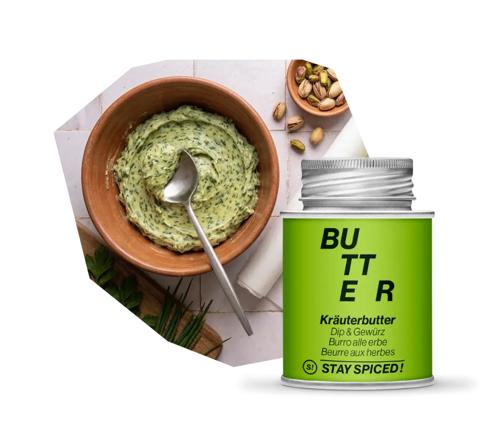 STAY SPICED! Kräuter Butter Dip Gewürzmischung neben einer Schale mit frisch angerührtem Kräuter-Dip online kaufen bei chefkoch-gewürze Schweiz