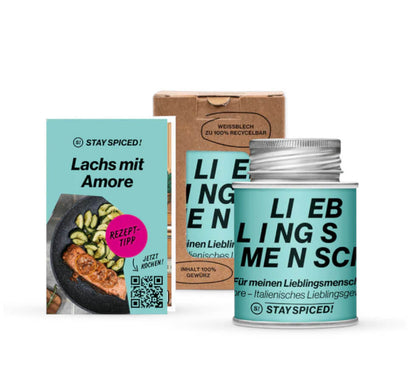 Lieblingsmensch Amore - Hellblau Gewürzdose neben Rezeptheft und Kartonverpackung von STAY SPICED ! bei Chefkoch-Gewürze