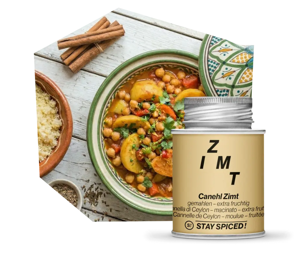 STAY SPICED! fruchtiger Canehl Zimt gemahlen neben einem traditionellen orientalischen Kichererbsen-Eintopf und ganzen Zimtstangen online kaufen bei chefkoch-gewürze Schweiz