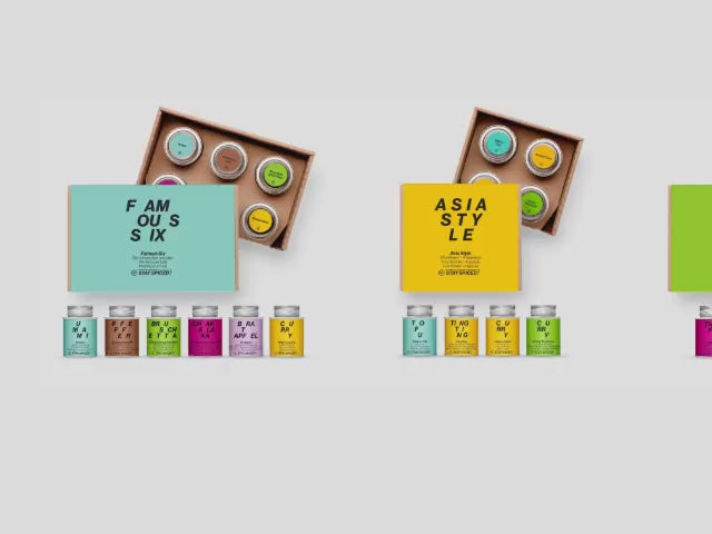 Verschiedene STAY SPICED! Geschenkboxen mit Gewürzsets in mehreren Designs