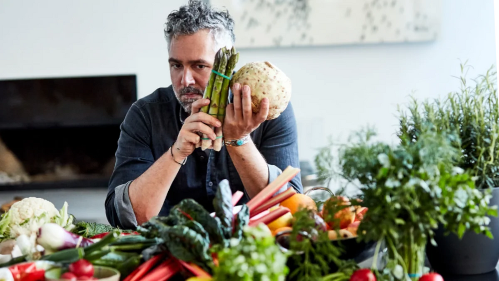 Koch mit frischem Gemüse als Inspiration fürs Kochen mit Premium-Gewürzen