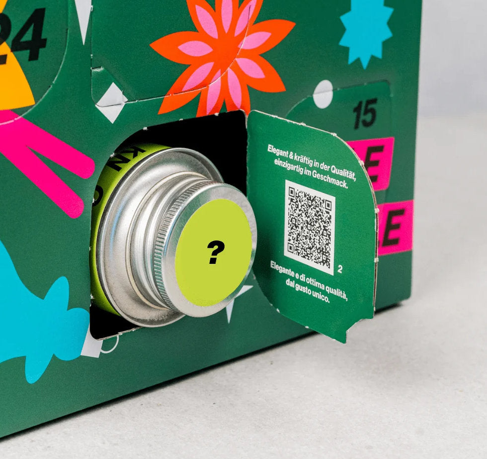 Geöffnetes Türchen des STAY SPICED! Gewürz Adventskalender Pure mit Gewürzdose