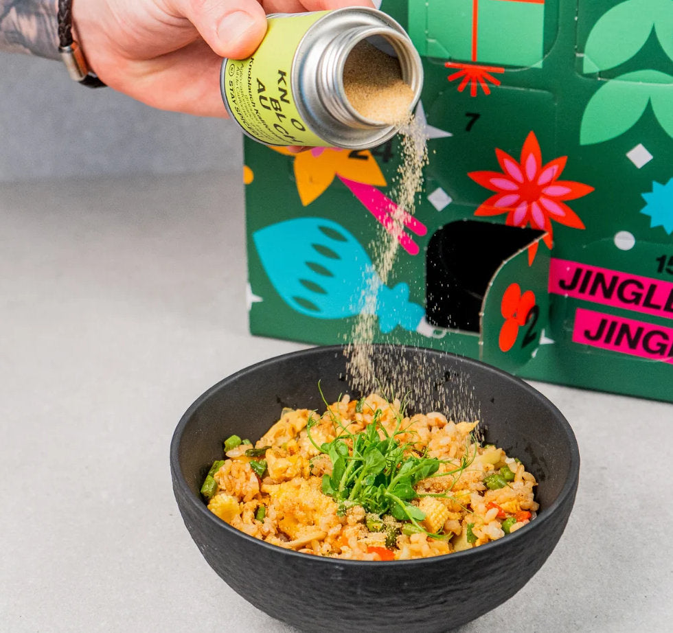 Gewürz aus dem STAY SPICED! Adventskalender Pure wird über ein Gericht gestreut
