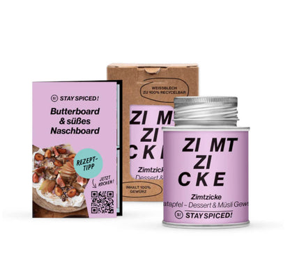 Zimtzicke - Lila Gewürzdose neben Rezeptheft und Kartonverpackung von STAY SPICED ! bei Chefkoch-Gewürze